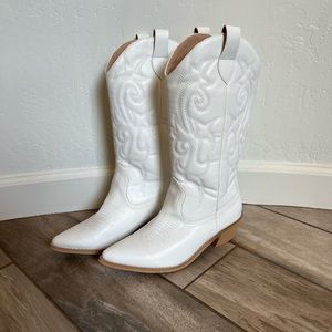 WHITE COWGIRL BOOTS